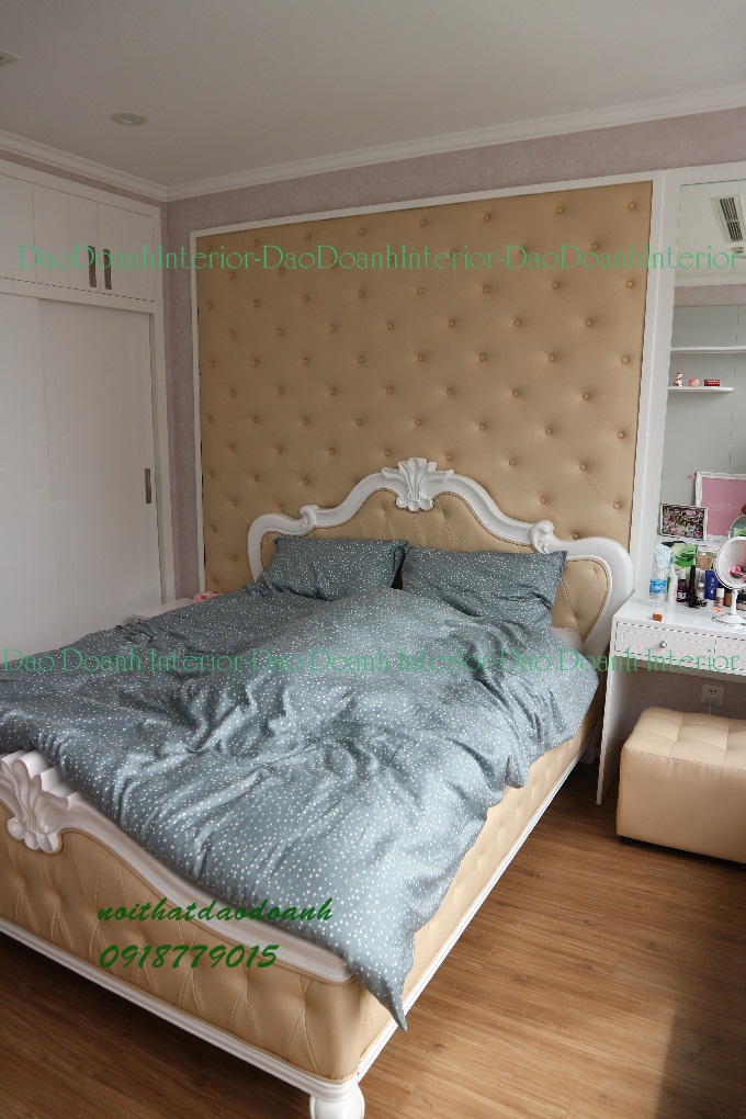 Giường ngủ gỗ tự nhiện thao phong cách cổ điển ,đầu giường bọc nệm mang phong cách sang trọng 