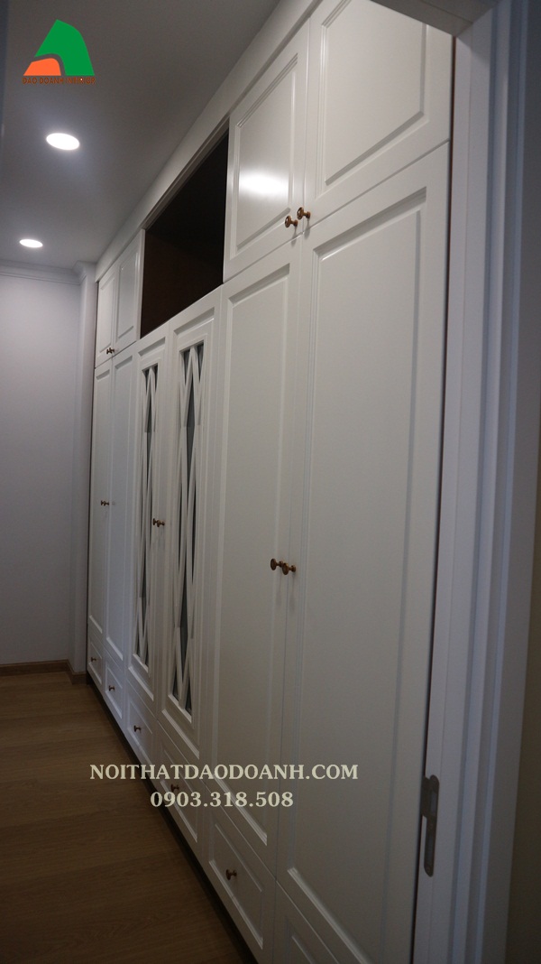 Tủ áo cửa mở 6 cánh, cửa gỗ pano trắng sơn PU mờ, phong cách tân cổ điển 