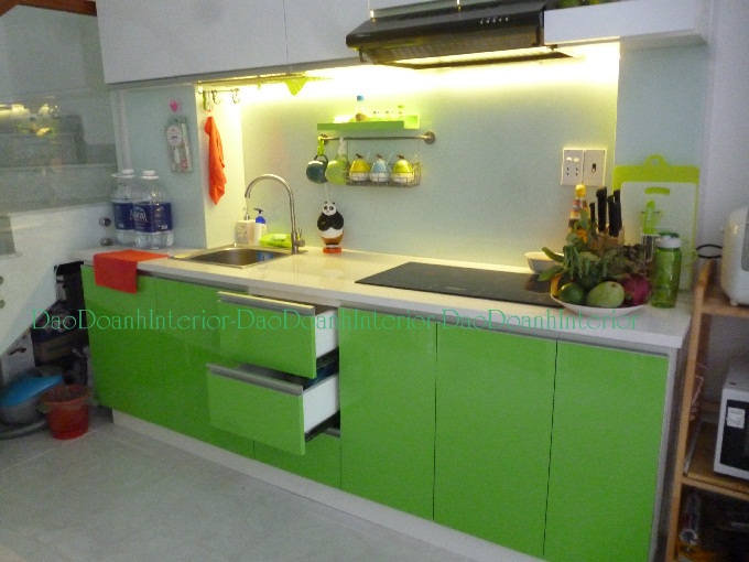 Hình ảnh thực tế Tủ bếp Acrylic phối 2 màu trắng -xanh chuối nhà anh Vinh Q11
